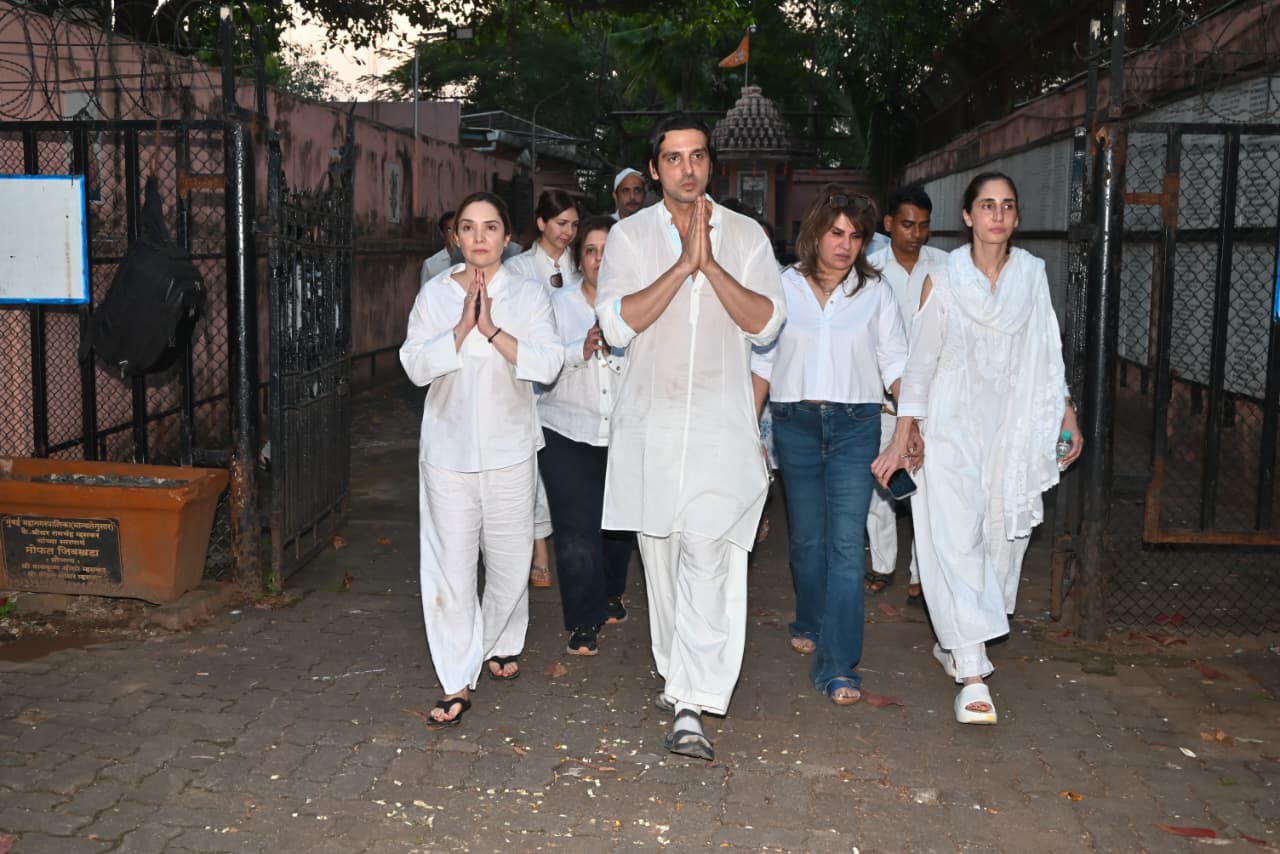 After the last rites, Zayed Khan along with his family greeted the paparazzi present at the site